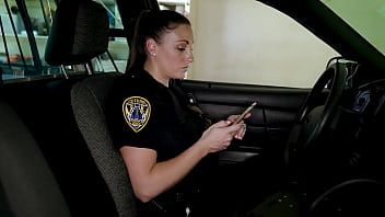 Reproducir Beat cops - milf encubierta follada por un grupo completo de matones - aaliyah taylor
