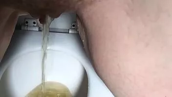 再生 トイレにいる間、私のかわいい足と猫を見つめてください