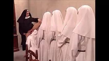 Reproducir La madre superiora yolanda da la bienvenida a las jóvenes monjas