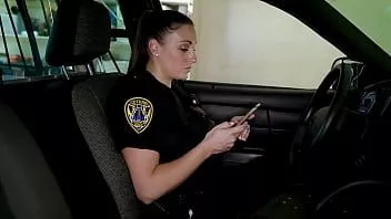 Reproducir Beat cops - milf encubierta follada por un grupo completo de matones - aaliyah taylor