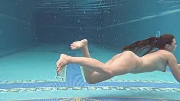 play Sazan cheharda auf und unter Wasser nackt schwimmen