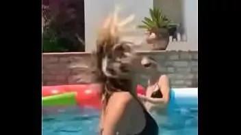 play بيبي ريكسها ترقص وتتأرجح في المسبح