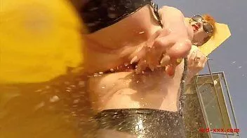 Jouer Sexy mature rouge xxx se masturbe à l'extérieur de la piscine