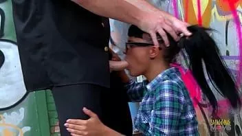 Reproduzir A pintura em spray leva a milf a ser disciplinada com movimentos ásperos e anais profundos