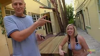 Reproduzir Milf casada é apanhada por um homem bonito que ela está desesperada para montar