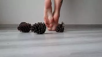 Reproduzir Sexy pés dominatrix nika. pisando solavancos com os pés descalços.