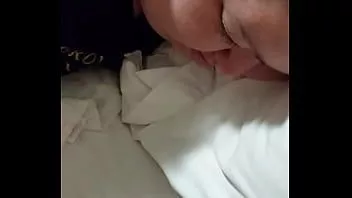 Reproduzir Eu entro na sala do bbw, ela está descansando então eu tiro meu pau na cara dela