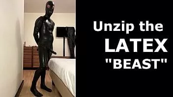 Reproducir Descomprime a la bestia, la enorme polla de látex de latexitaly