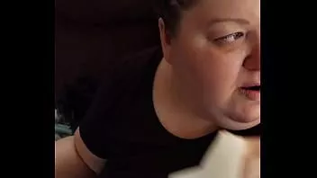 play Bbw vecino envía un mensaje de texto que está sola en casa y la puerta trasera está abierta, la encontré en el sofá y le gusta mucho chupar la polla