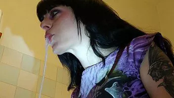 Reproducir Beth kinky - esclava viendo a su domina cepillarse los dientes pt2 hd