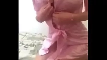 Jouer Chinois cam girl robe en satin rose taquiner