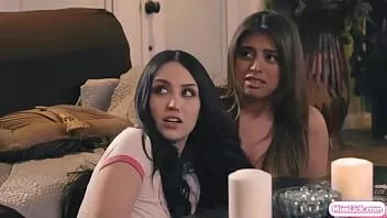 Oynat Aman tanrım lezbiyen bir seks iblisini çağırdık
