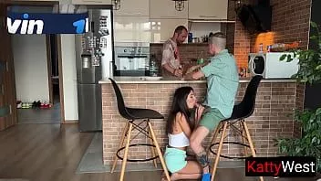 Jouer Une femme trompe son mari sous le nez pendant qu'il prépare le dîner