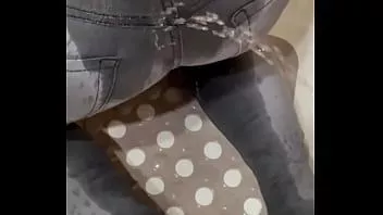 Reproduzir Molhar desesperado meu short jeans e longo mais ele fez xixi na minha bunda