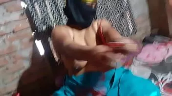 Reproducir Mi hermanastra cachonda me llama para meterle mi gran verga