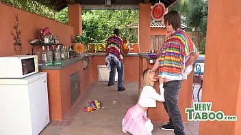 Reproducir Celebración del cinco de mayo con hermanastra