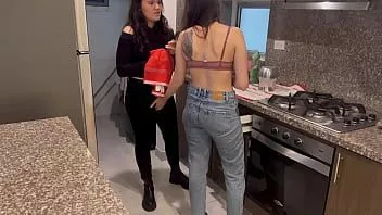 Reproducir El cuidador trabaja horas extras mientras mi pareja está en la habitación.