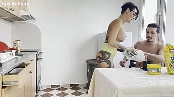 再生 義理の息子に朝食を出しに行ったのに、結局彼にセックスさせられてしまった