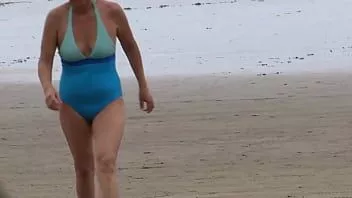 Reproducir Vuelvo de la playa muy emocionada después de exhibirme y follo con el mejor amigo de mi marido.