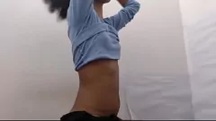 播放 瘦瘦的拉丁青少年用激情取悦自己：业余独奏家庭视频