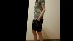 play 成熟的利己主义者吃了年轻的Soloboy在性爱课程中的鸡巴