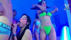 play Latina Orgy: جيران الهواة يذهبون إلى الديك