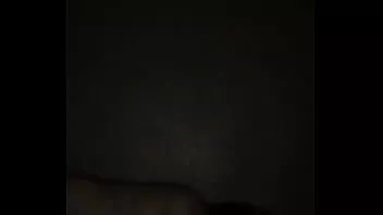 播放 她不确定是否会出现在视频中