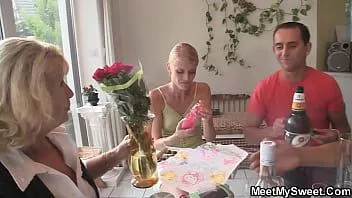 Jouer L'anniversaire mène à un plan à trois avec un couple d'âge mûr et un adolescent